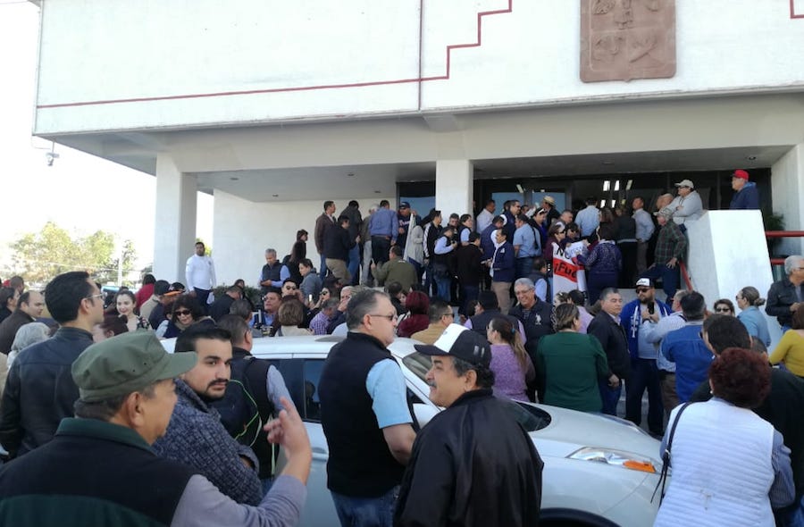 Protestan gremios sindicales por grave situación financiera del Isssteson