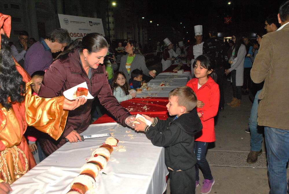 Disfrutan familias la Rosca de Reyes más grande de Hermosillo