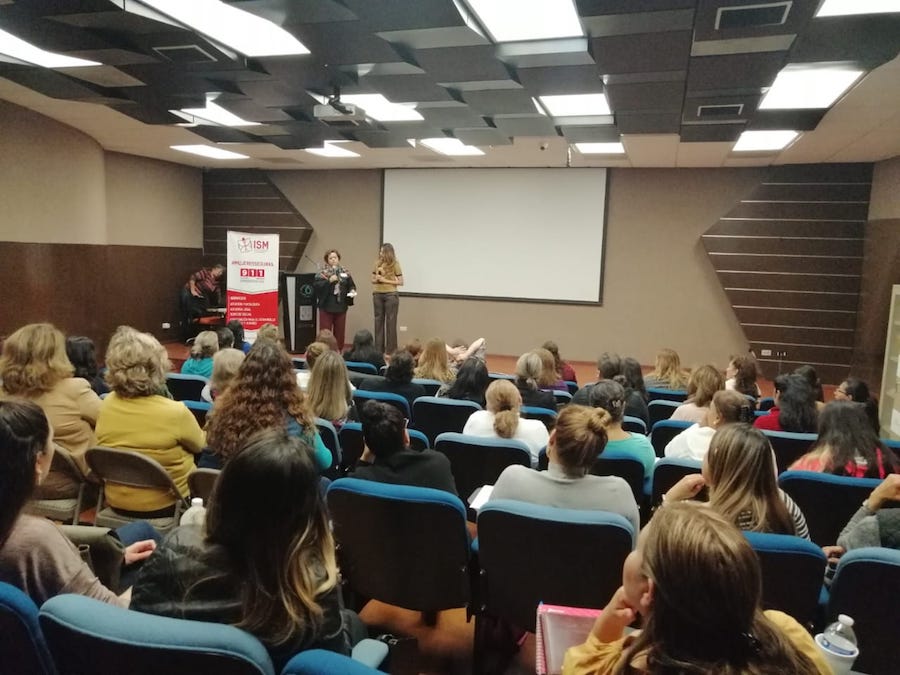 Capacitan a mujeres en finanzas