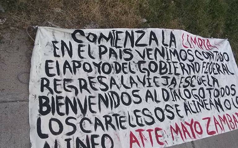 Dejan narcomanta en puente peatonal Dejan narcomanta en puente peatonal