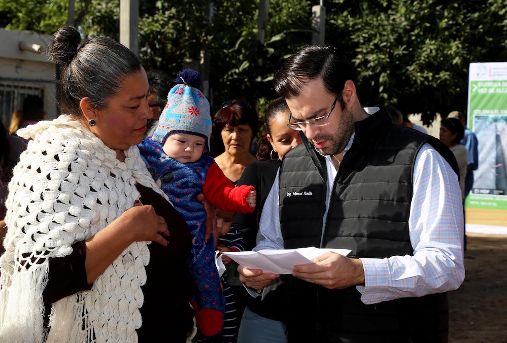 Entrega titular de Sedesson obras de red de alcantarillado en Chaparral y Realengo