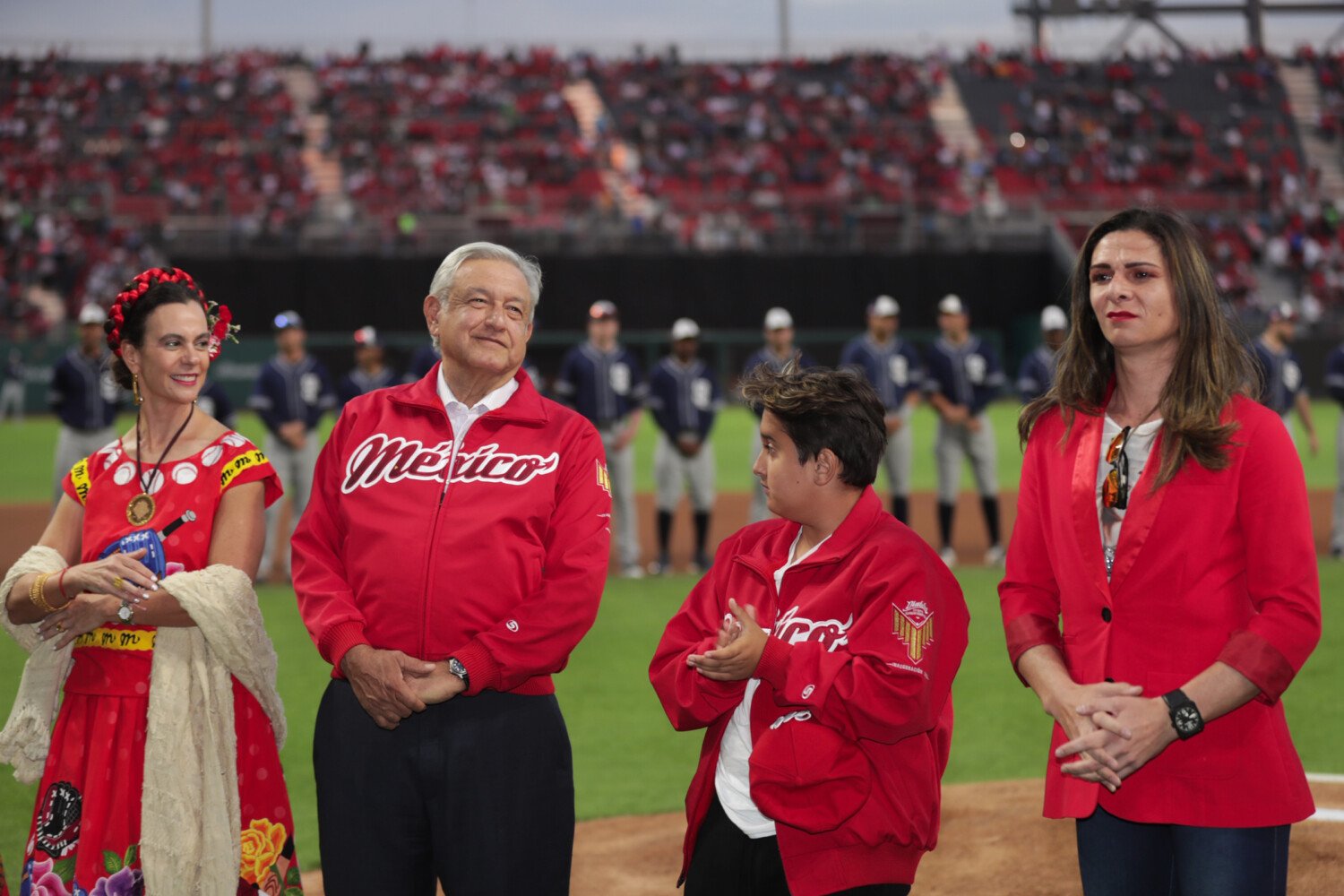 Abuchean a AMLO en la inauguración del estadio de Diablos
