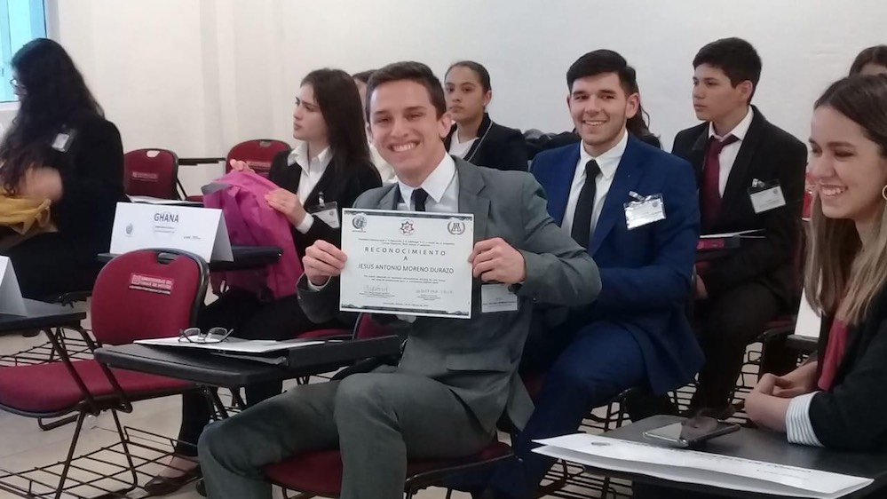 Reconocen a alumno de Cobach en simulacro de debate de Naciones Unidas