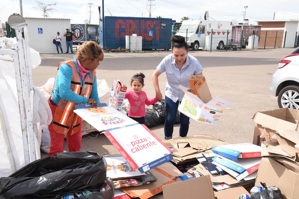 Continúa el intercambio de plantas y flores por material reciclable