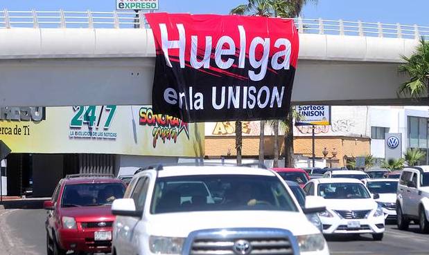 Ejerce STAUS presión con lona colocada en puente del Rosales