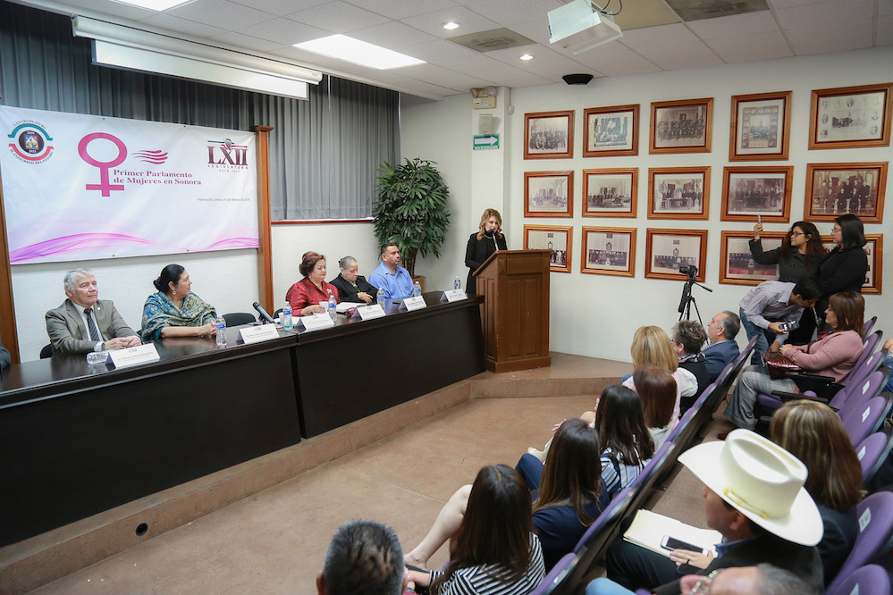 Recibe Comisión propuestas en el primer Parlamento de Mujeres