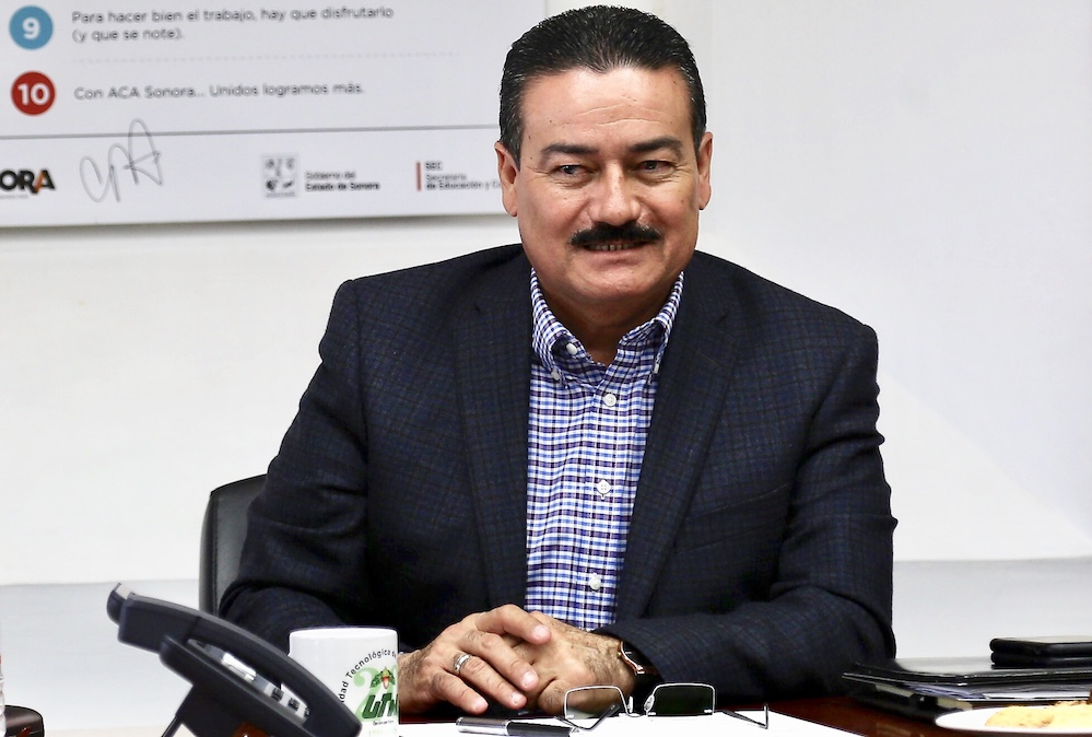 Entrega SEC apoyo a alumnos sordos de preparatoria y universidad.