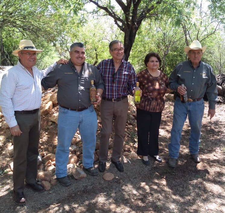Entrega Secretario de Economía planta destiladora de Bacanora