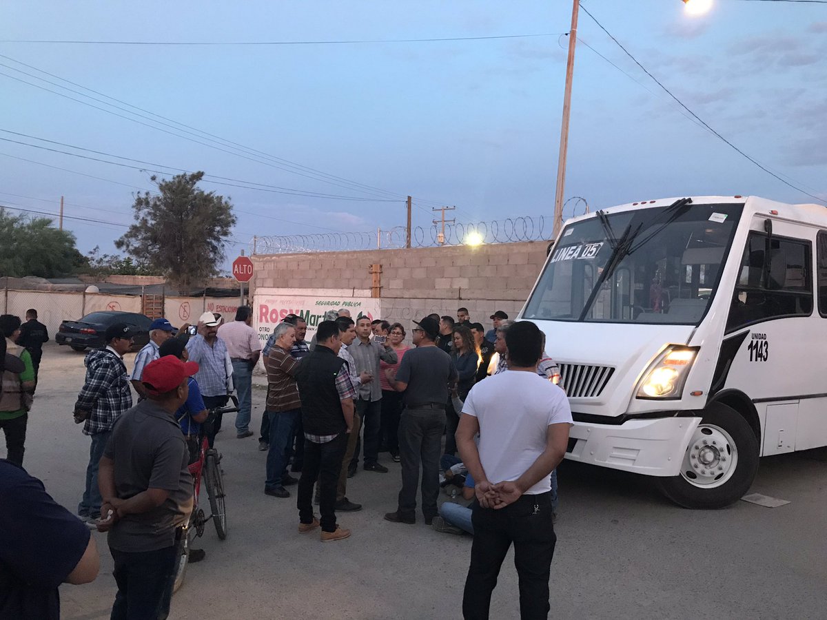 Bloquean salida de unidades de transporte público