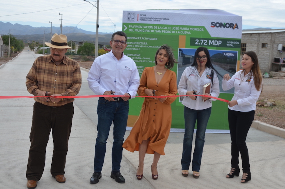 Entrega Clausen Iberri obra de pavimentación en San Pedro de la Cueva
