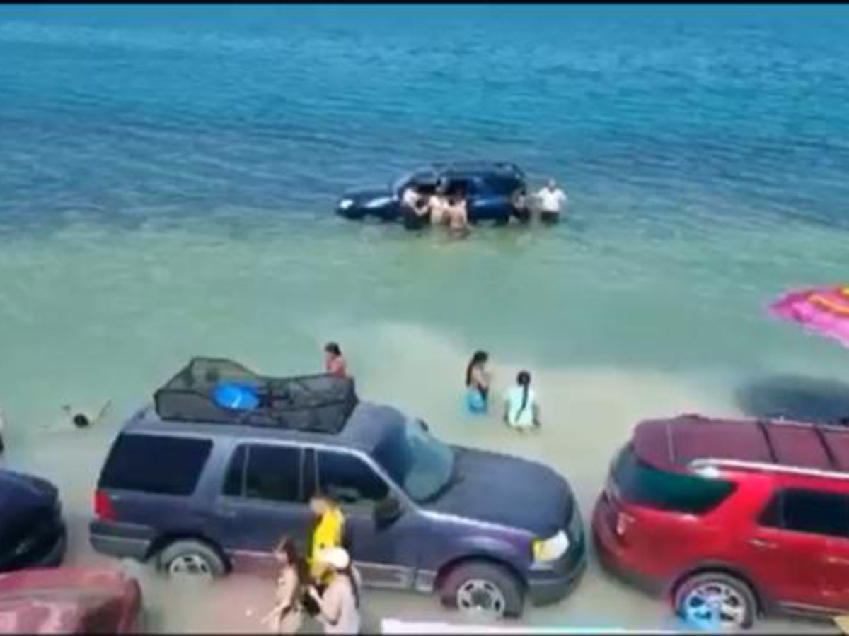 Marea viva alcanza a vacacionistas en Sonora, no hay víctimas