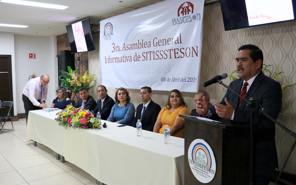 Reconoce director de Isssteson a personal por años de servicio Reconoce director de Isssteson a personal por años de servicio