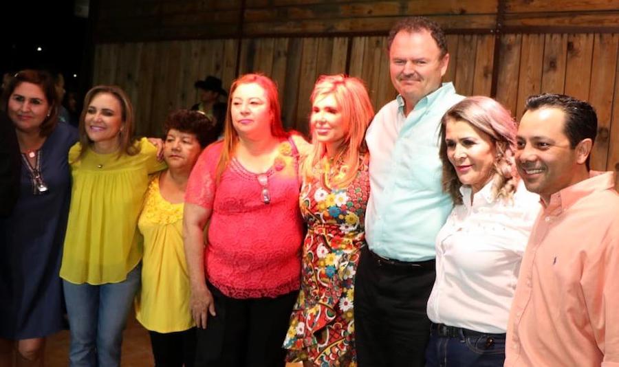 Reconocen en su día a madres de familia