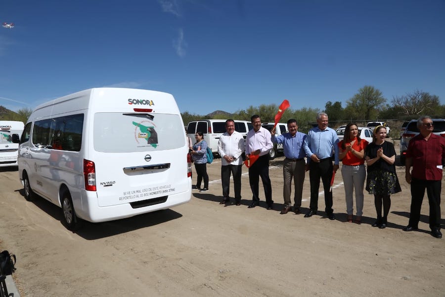 Entregan SEC y Creson camionetas a escuelas Normales Entregan SEC y Creson camionetas a escuelas Normales