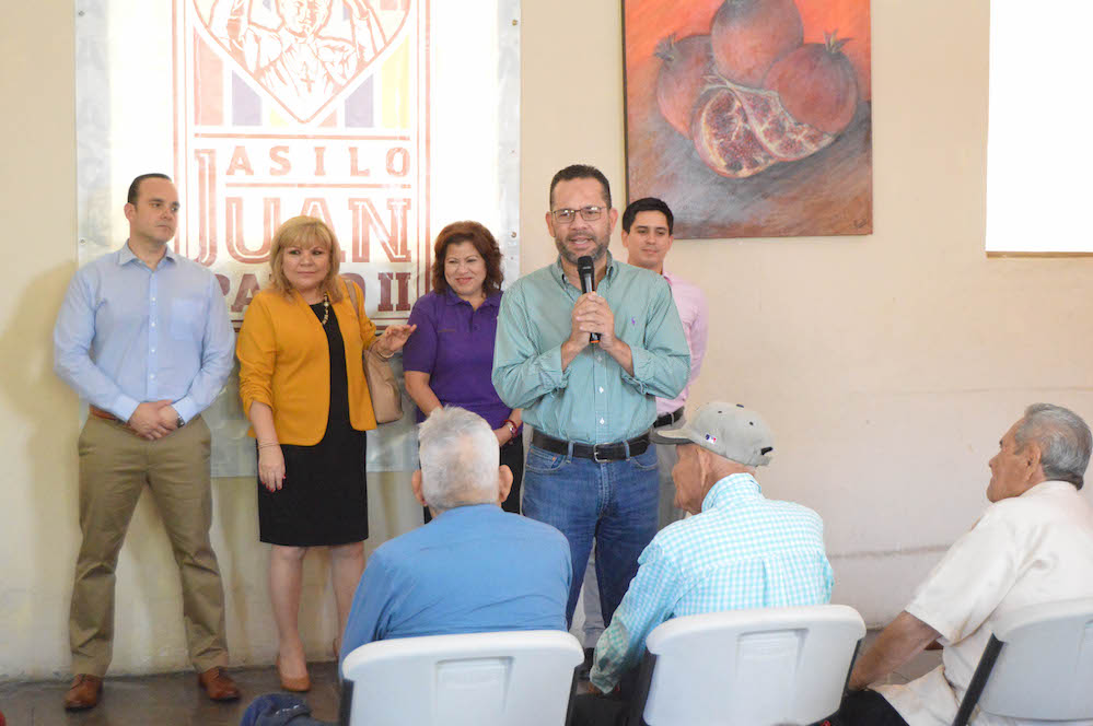 Reciben adultos mayores del asilo Juan Pablo II registros de nacimiento