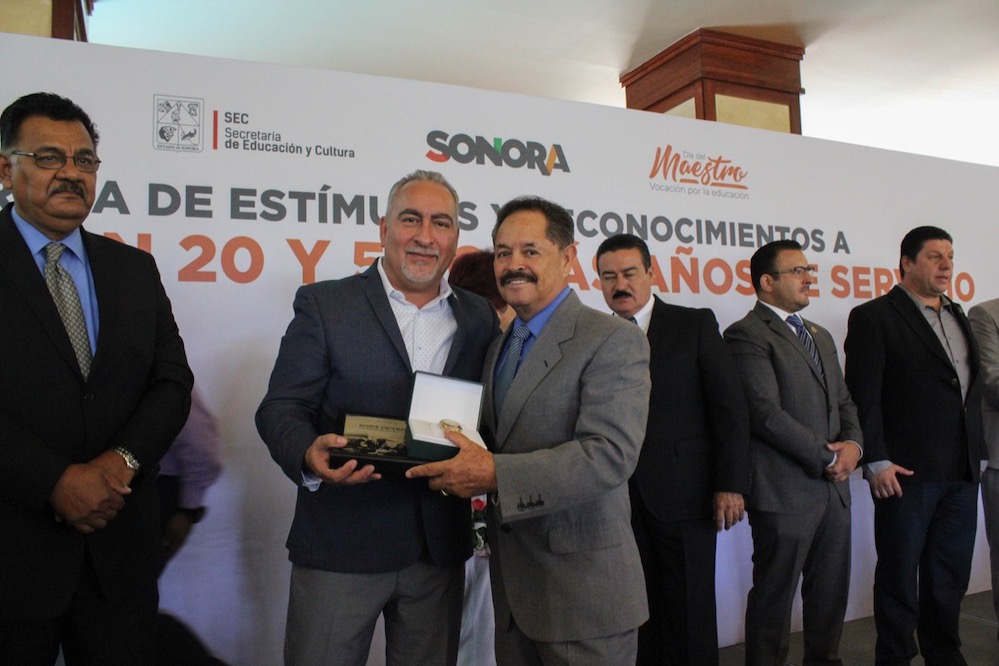 Reconoce diputado Montes Piña a docentes por su trayectoria junto a SEC