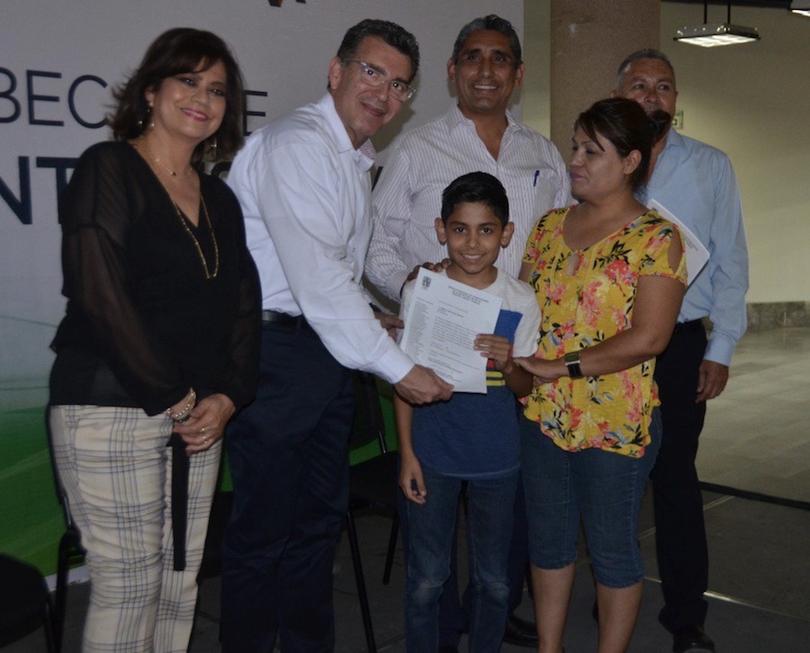 Entrega Salud Sonora más de mil becas escolares a trabajadores e hijos Entrega Salud Sonora más de mil becas escolares a trabajadores e hijos