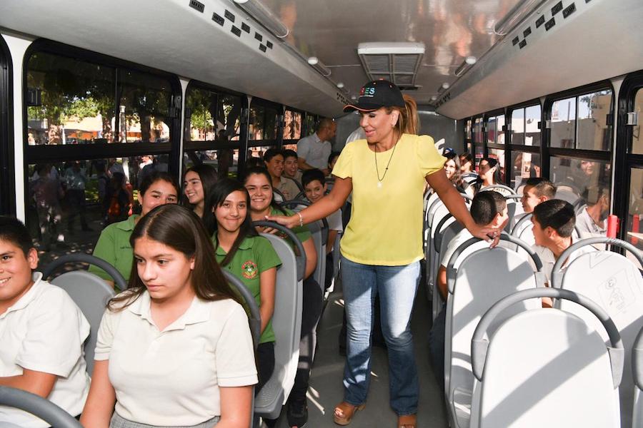 Entrega Gobernadora Pavlovich apoyos a ciudadanos de cinco municipios