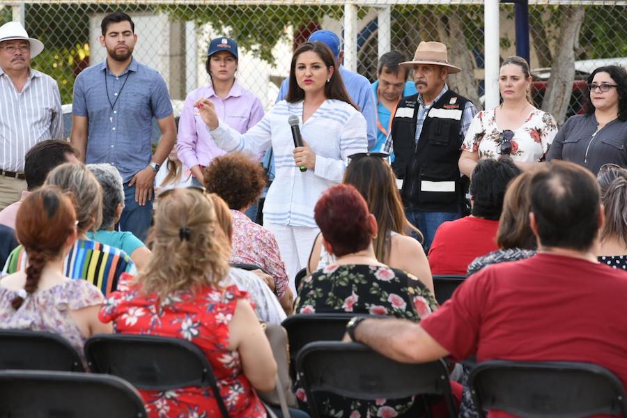 Dialoga alcaldesa Celida López con vecinos de Fuentes del Mezquital