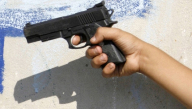 ¿Menor de 17 años se disparó en el cuello? ¿Traía arma de fuego?