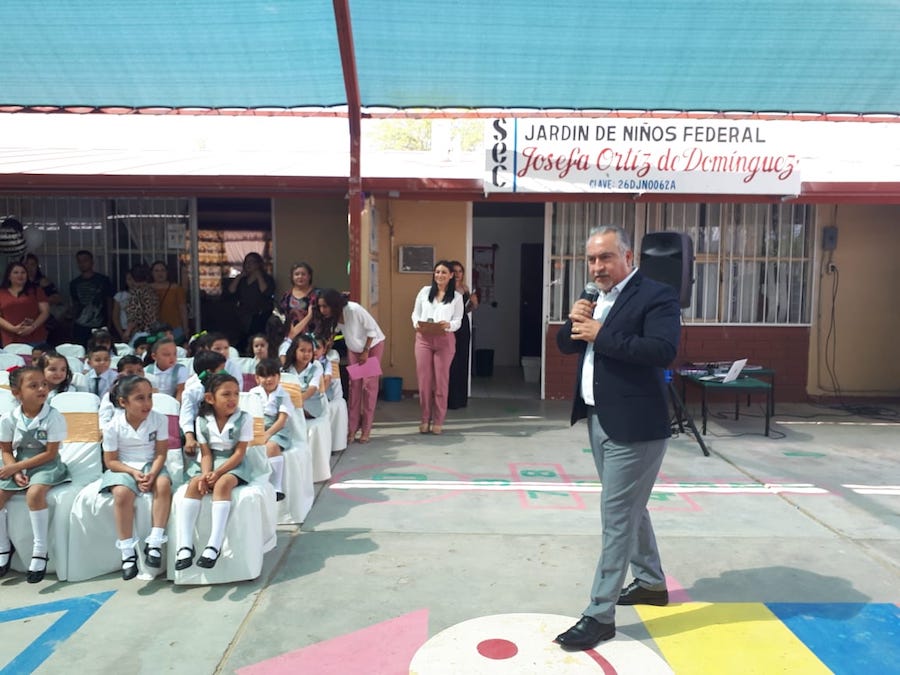 Celebra diputado Montes Piña a graduados de pequeños y jóvenes del Distrito I