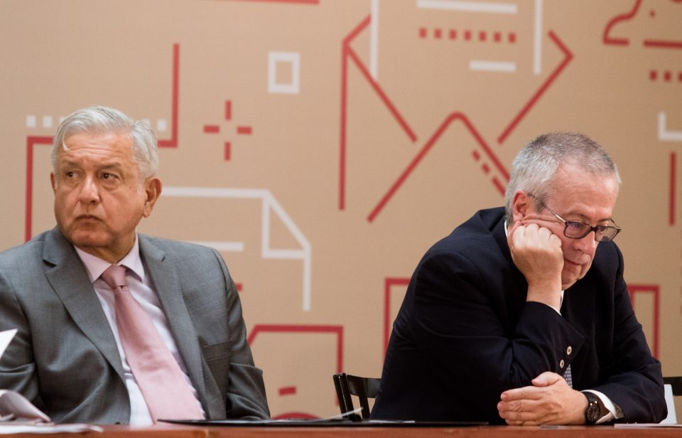 De renuncias y argumentos De renuncias y argumentos