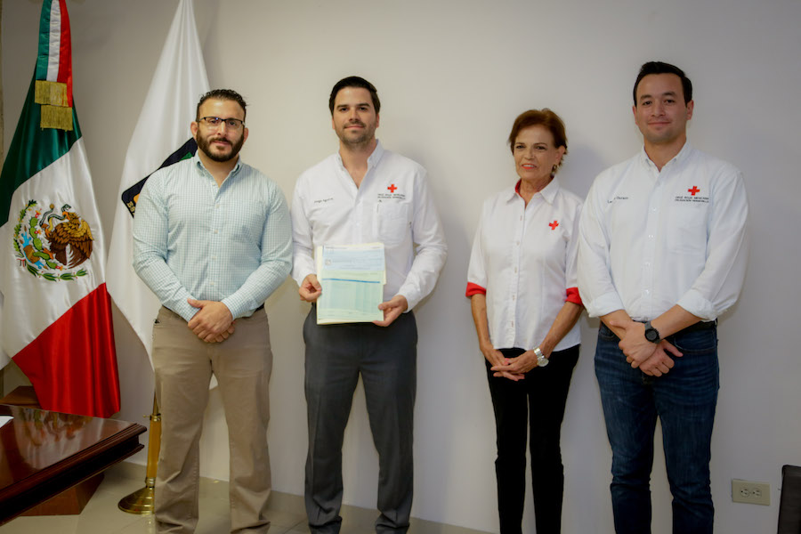 Entrega presidente del Congreso donativo a Cruz Roja