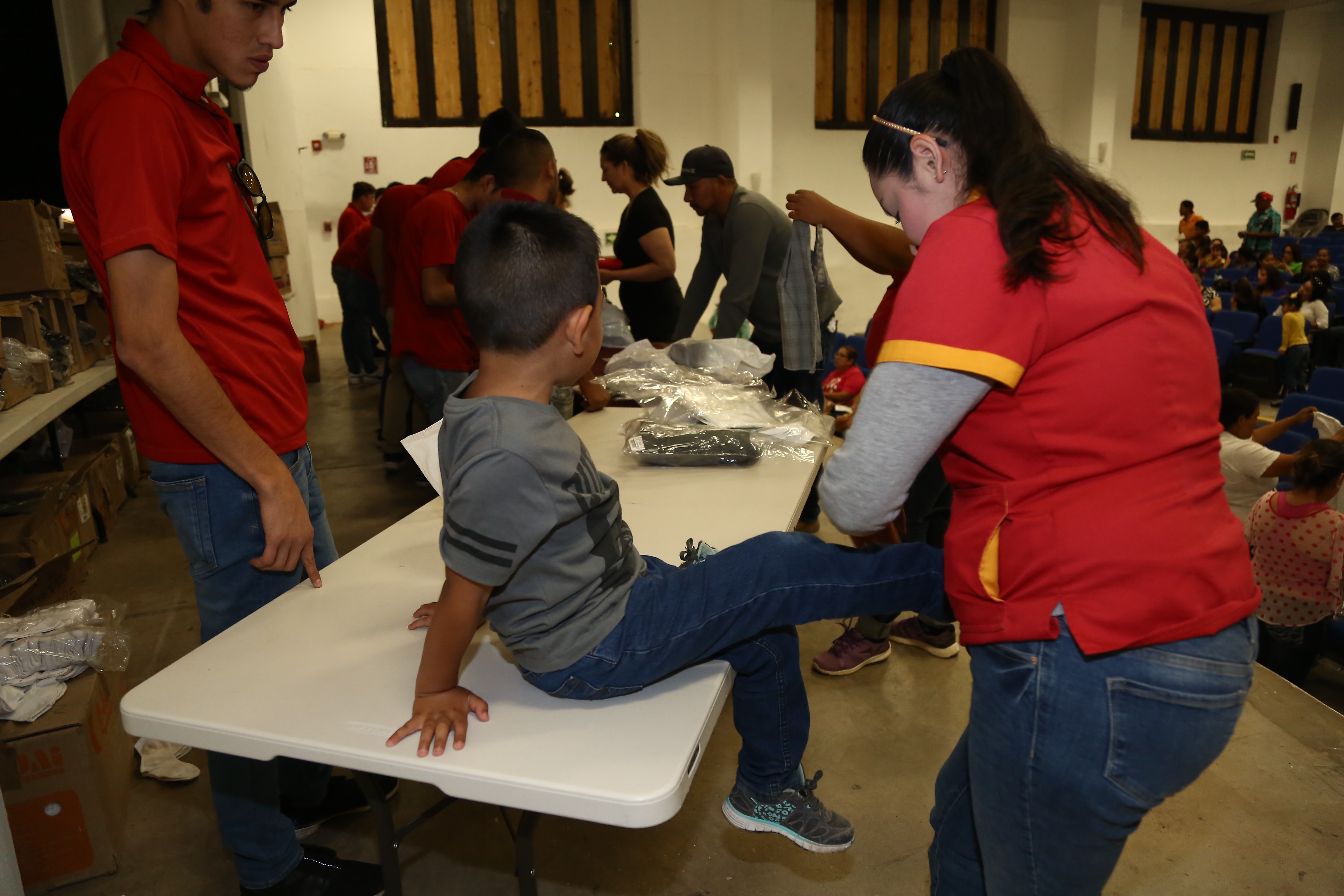 Avanza entrega de uniformes y zapatos escolares