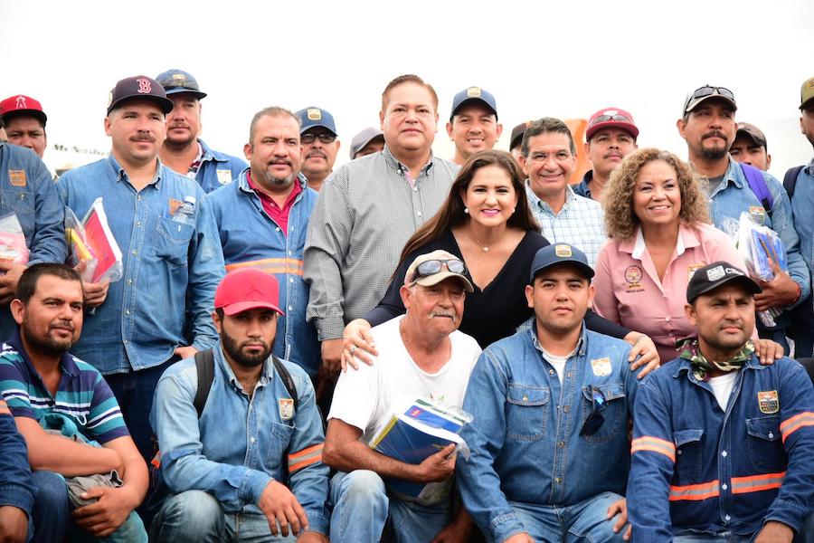 Entrega alcaldesa útiles escolares en Servicios Públicos Entrega alcaldesa útiles escolares en Servicios Públicos