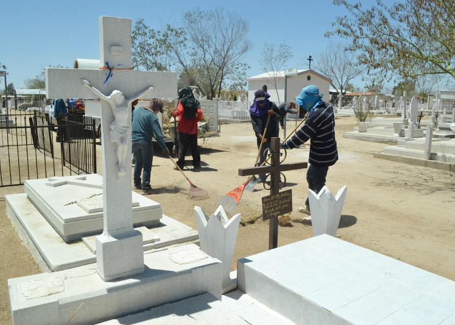 Llaman autoridades a ciudadanos a evitar dejar agua acumulada en panteones