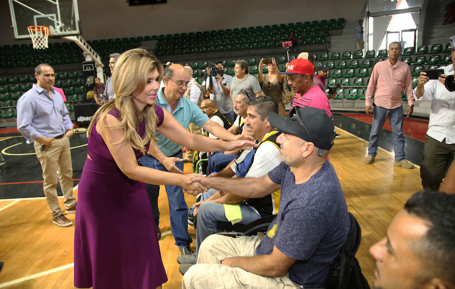 Entrega Gobernadora sillas de ruedas a jugadores de basquetbol sobre Silla de Ruedas Entrega Gobernadora sillas de ruedas a jugadores de basquetbol sobre Silla de Ruedas