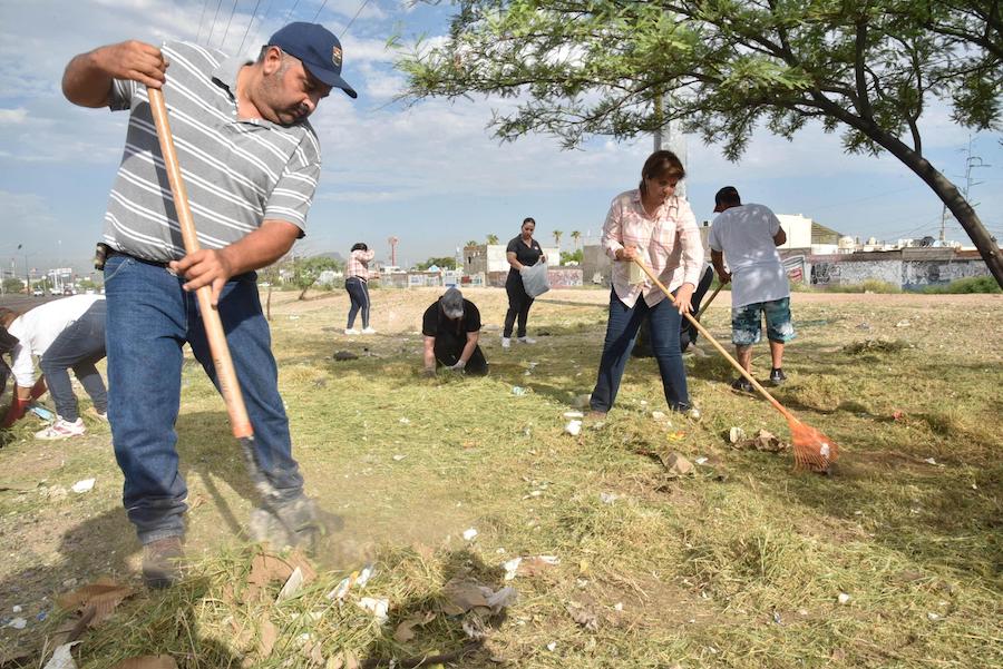 Continúan limpieza de bulevar Progreso