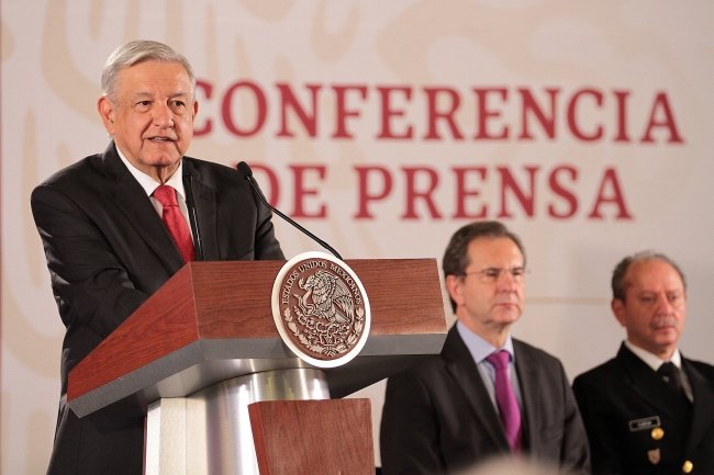 Libros llegarán a tiempo a escuelas; Sedena apoya en distribución: AMLO