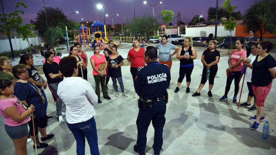 Llevan pláticas de seguridad personal a mujeres