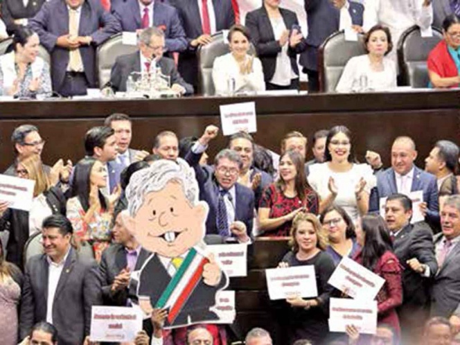 Abren Congreso entre competencia de gritos, insultos, pancartas