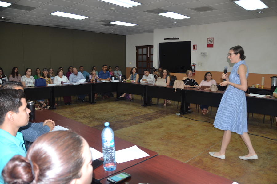 Analizan docentes atención de estudiantes trasnacionales