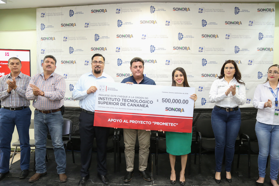 Entrega Nitzia Gradías recursos al Tec de Cananea