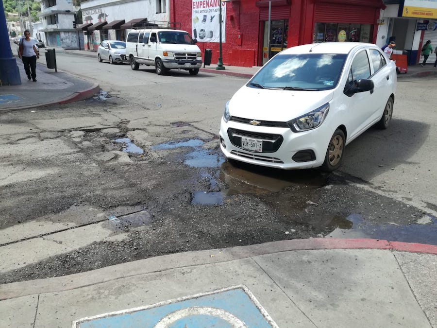 Automovilistas y peatones solicitan de manera urgente reparación de calles en el Centro