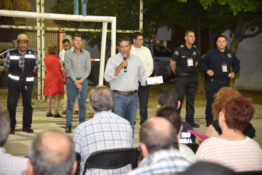 Dialogan vecinos de Valle Grande con servidores públicos municipales
