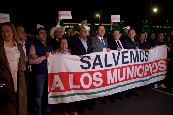 Alcaldes protestan afuera de Palacio Nacional