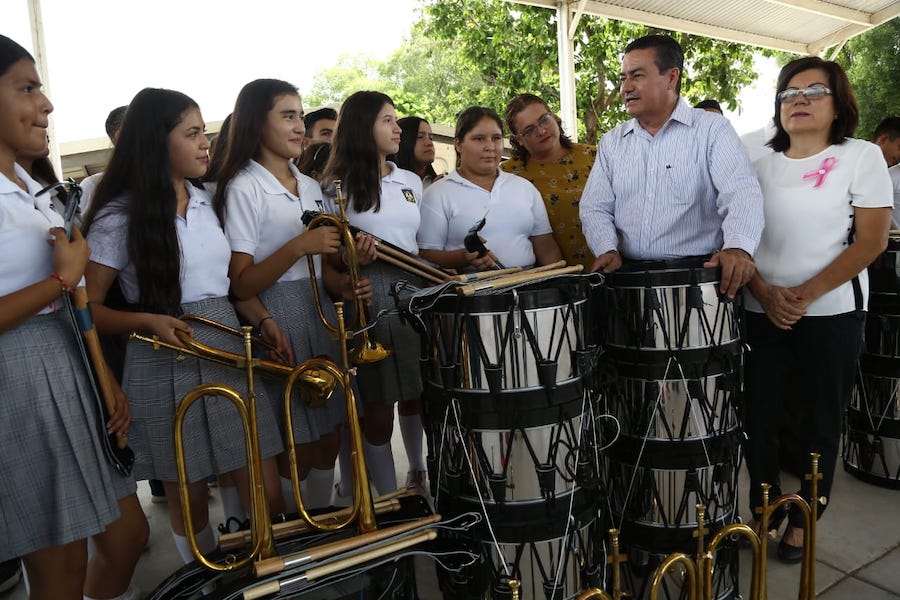 Entrega Víctor Guerrero apoyos educativos en Benito Juárez