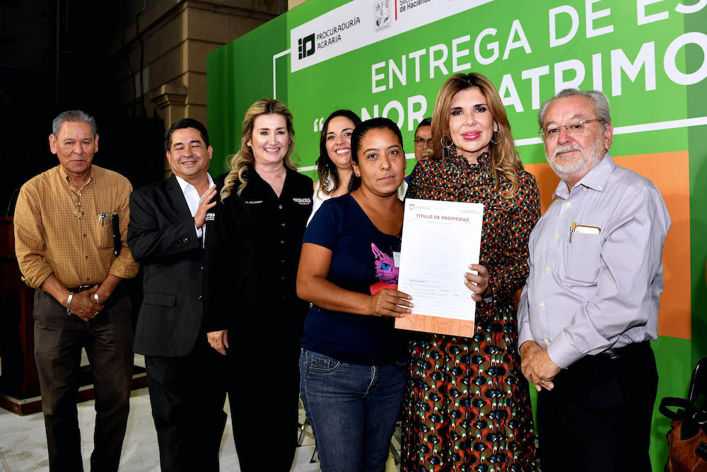Otorga Gobernadora seguridad jurídica de sus viviendas a hermosillenses