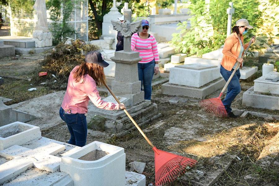 Iniciaron servidores públicos municipales limpieza del Panteón Yáñez