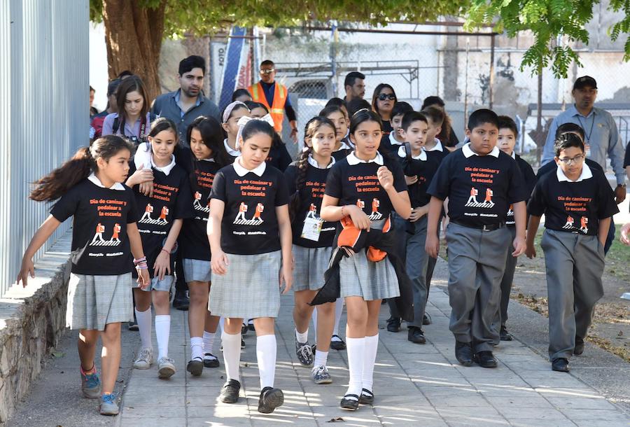 Caminan y pedalean niños de Hermosillo a sus escuelas