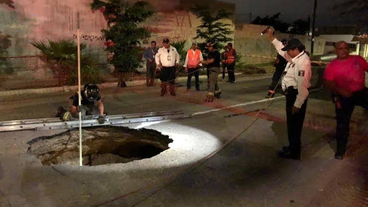 Ponen autoridades en marcha plan para encontrar posible cuerpo que cayó en socavón