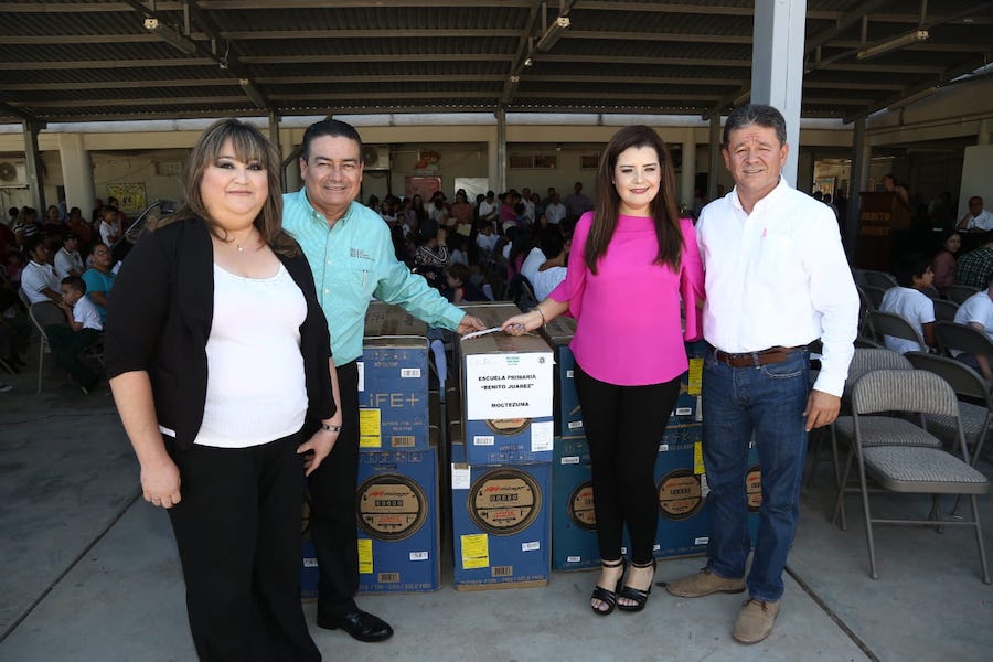 Entrega Víctor Guerrero equipamiento para escuelas de la sierra