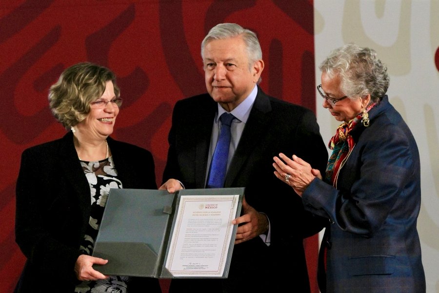 Firma AMLO Acuerdo Nacional por la Igualdad entre hombres y mujeres