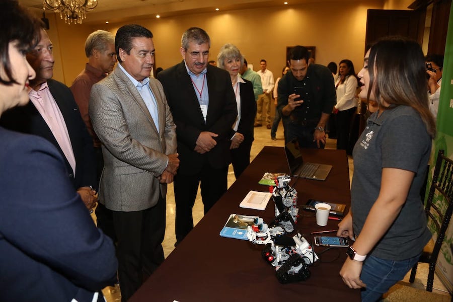 Preside Víctor Guerrero congreso sobre tecnología en educación básica Preside Víctor Guerrero congreso sobre tecnología en educación básica