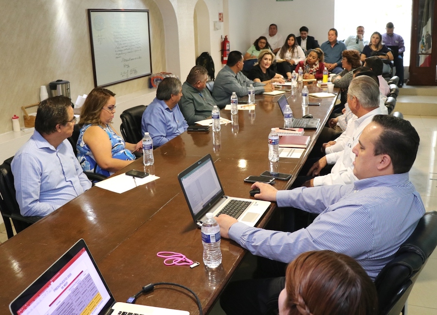 Gestiona titular de Coves recursos para vivienda social ante legisladores locales