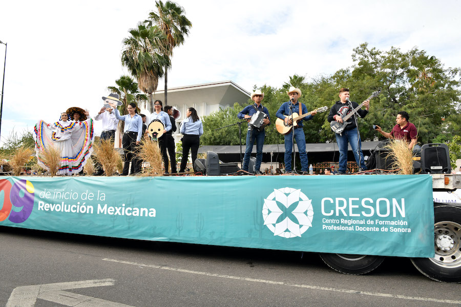 Realizan desfile para conmemorar el 109 aniversario del inicio de la Revolución Mexicana
